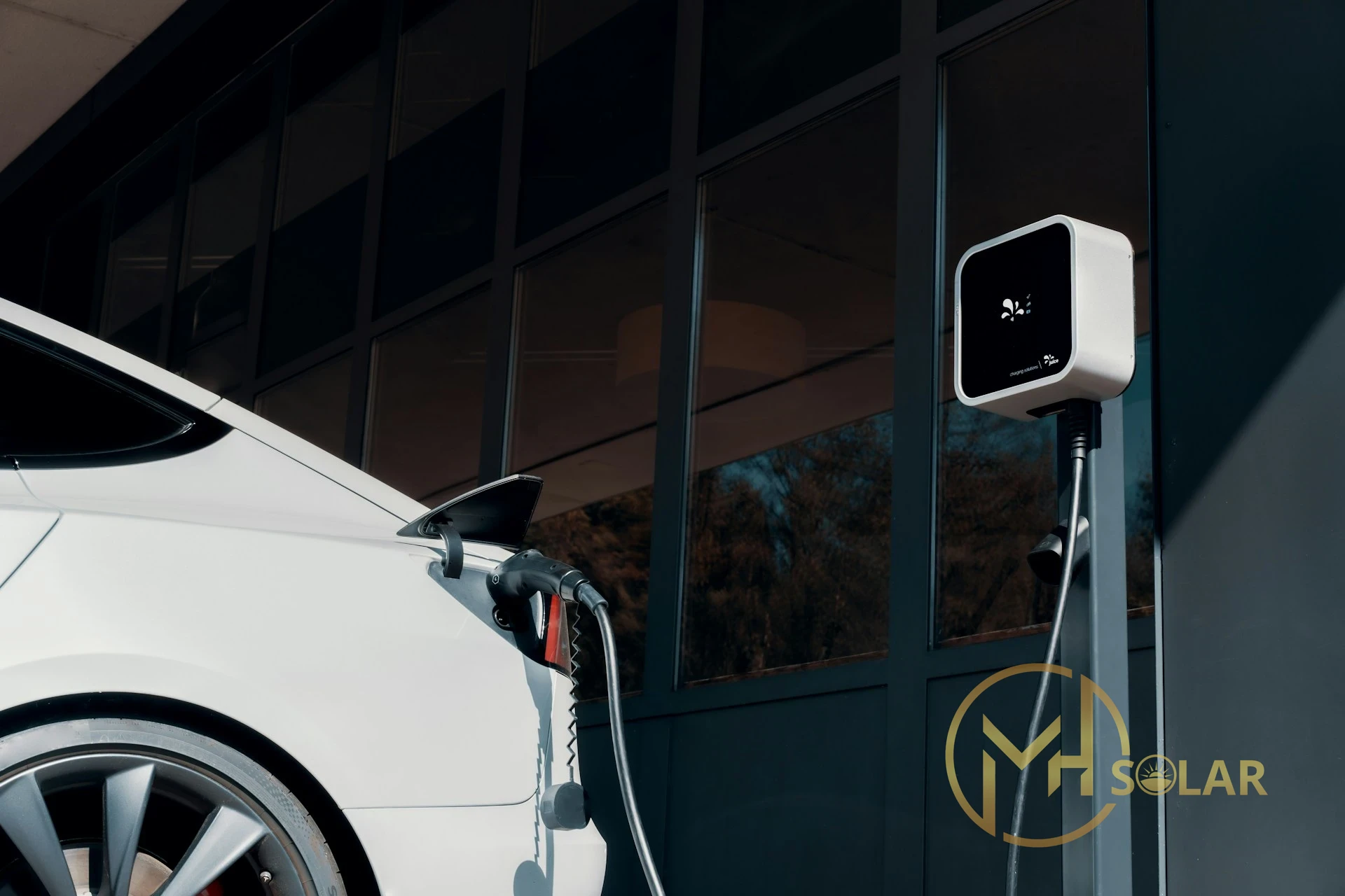 Bộ sạc xe điện thông minh smart EV charger tự động sạc khi điện mặt trời dư thừa